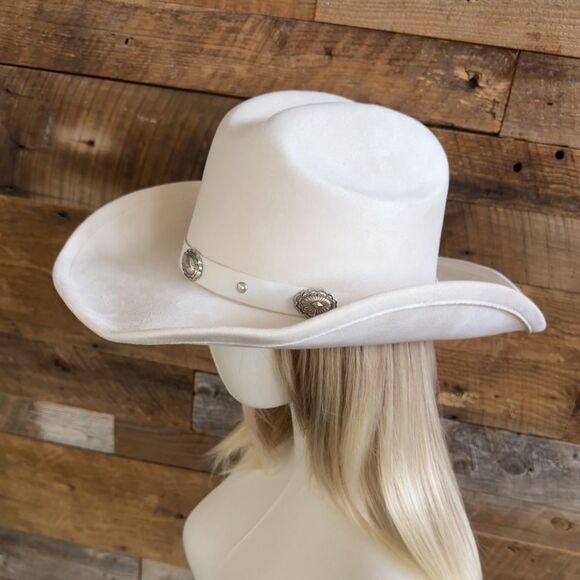 🤍 White Western Cowboy Hat with Silver Conchos – Timeless & Chic 🤍 - Picture 9 of 10